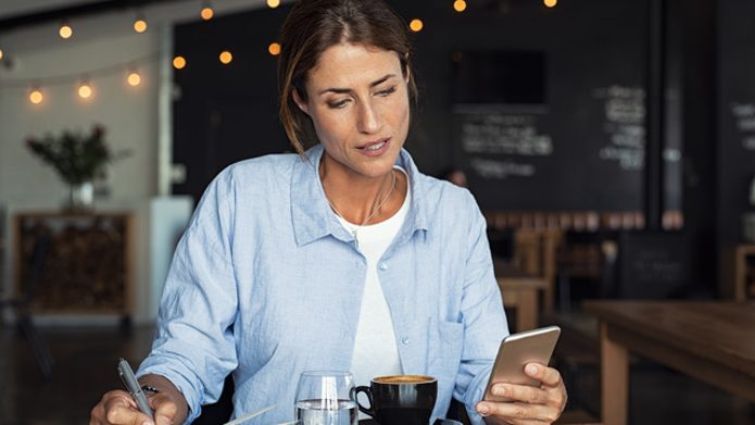 DON‘T: Ständige „Handy-Haltung“