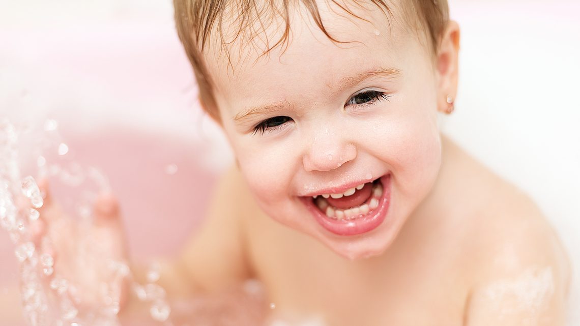 In der Badewanne: Wassertemperatur prüfen